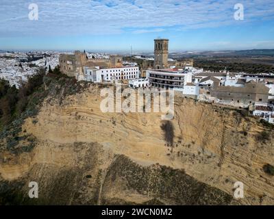 Vue aérienne du joli village blanc d'Arcos de la Frontera dans la province de Cadix, Andalousie. Banque D'Images