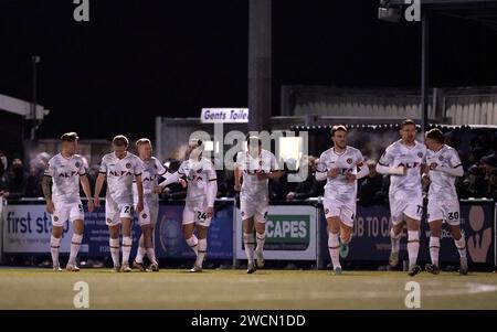 Aaron Wildig (n°24) du comté de Newport célèbre avoir marqué le premier but de leur équipe lors du match de replay du troisième tour de la coupe FA Emirates au Silverlake Stadium, Eastleigh. Date de la photo : mardi 16 janvier 2024. Banque D'Images