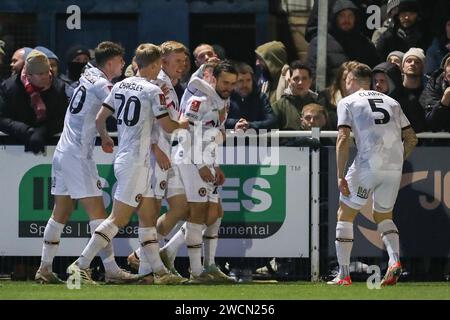 Eastleigh, Royaume-Uni. 16 janvier 2024. Le milieu de terrain du comté de Newport Aaron Wildig (24) marque un BUT 0-1 et célèbre lors du match de rediffusion du 3e tour Eastleigh FC v Newport County FC Emirates FA Cup au Silverlake Stadium, Eastleigh, Angleterre, Royaume-Uni le 16 janvier 2024 Credit : Every second Media/Alamy Live News Banque D'Images