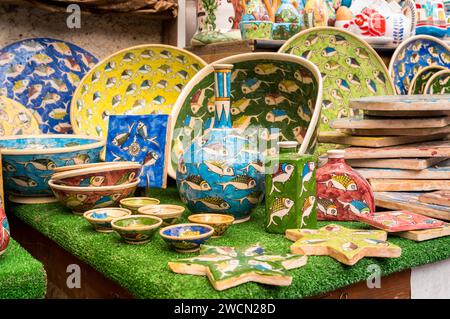 Produits traditionnels siciliens de poterie en céramique faits à la main dans la boutique de souvenirs typique dans le centre historique d'Erici, province de Trapani, Sicile occidentale, Banque D'Images