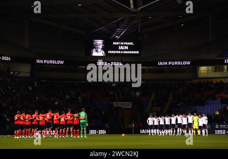 Les joueurs de Bolton Wanderers et Luton Town pendant une minute de silence pour le fan de Bolton Wanderers Iain Purslow qui est décédé samedi, avant le match de replay du troisième tour de la Emirates FA Cup au Toughsheet Community Stadium, Bolton. Date de la photo : mardi 16 janvier 2024. Banque D'Images