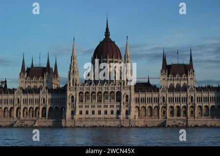 L'architecture exceptionnelle du Parlement de Budapest, debout sur une toile de beaux cieux bleus. Banque D'Images