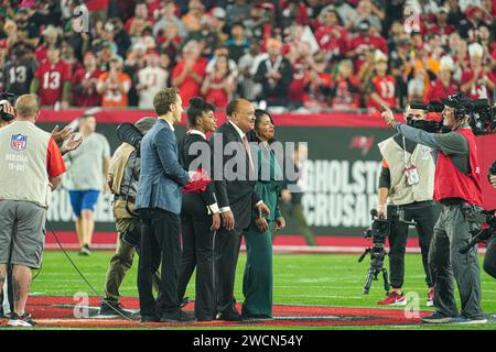 Tampa Bay, Floride, États-Unis, 15 janvier 2024, Yolanda Renee King, Martin Luther King Jr III et Arndrea Waters King avant le tirage au sort. Tampa Bay Buccaneers vs Philadelphia Eagles match au Raymond James Stadium. (Crédit photo : Marty Jean-Louis/Alamy Live News Banque D'Images