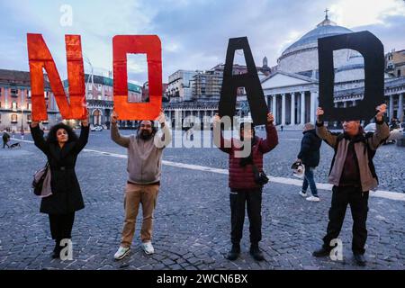 Napoli, Italie. 16 janvier 2024. Un "dessein criminel" qui "divise le pays" et "condamne le Sud au déclin et à l'inpertinence". C'est l'alarme lancée depuis Naples au moment où l'examen du projet de loi sur l'autonomie différenciée commence dans la salle du Sénat. Environ 200 personnes se sont rassemblées sur la Piazza del Plebiscito à Naples pour répondre à l'appel lancé dans tout le pays par le réseau de comités contre l'autonomie différenciée souhaitée par le gouvernement italien Credit : Live Media Publishing Group/Alamy Live News Banque D'Images