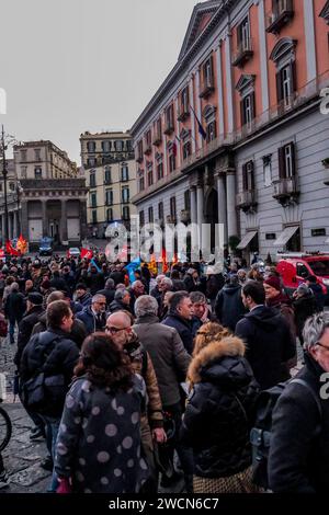 Napoli, Italie. 16 janvier 2024. Un "dessein criminel" qui "divise le pays" et "condamne le Sud au déclin et à l'inpertinence". C'est l'alarme lancée depuis Naples au moment où l'examen du projet de loi sur l'autonomie différenciée commence dans la salle du Sénat. Environ 200 personnes se sont rassemblées sur la Piazza del Plebiscito à Naples pour répondre à l'appel lancé dans tout le pays par le réseau de comités contre l'autonomie différenciée souhaitée par le gouvernement italien Credit : Live Media Publishing Group/Alamy Live News Banque D'Images