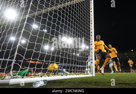 Nelson Semedo des Wolverhampton Wanderers marque le premier but de leur équipe lors du match de replay du troisième tour de la coupe FA Emirates au Molineux Stadium, Wolverhampton. Date de la photo : mardi 16 janvier 2024. Banque D'Images