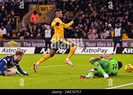 16 janvier 2024 ; Molineux Stadium, Wolverhampton, West Midlands, Angleterre; FA Cup Third Round Replay football, Wolverhampton Wanderers contre Brentford ; Nelson Semedo des Wolves marque à la 36e minute pour 1-1 Banque D'Images