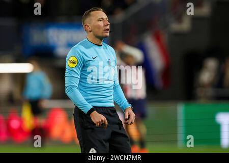 Rotterdam, Nederland. 16 janvier 2024. ROTTERDAM, NEDERLAND - JANVIER 16 : l'arbitre Martijn vos en action lors du match du 3e tour de la Toto KNVB Cup entre l'Excelsior Maassluis et ado Den Haag au Sparta-Stadion Het Kasteel le 16 janvier 2024 à Rotterdam, Nederland. (Photo Hans van der Valk/Orange Pictures) crédit : dpa/Alamy Live News Banque D'Images