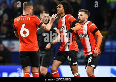 Bolton, Royaume-Uni. 16 janvier 2024. L'attaquant de Luton Town Tahith Chong (14) marque un BUT 1-1 et célèbre avec Ross Barkley, milieu de terrain de Luton Town (6) et Jordan Clark (18), milieu de terrain de Luton Town, lors du match de replay du 3e tour Bolton Wanderers FC vs Luton Town FC Emirates FA Cup au Toughsheet Community Stadium, Bolton, Bolton, Royaume-Uni le 16 janvier 2024 crédit : Every second Media/Alamy Live News Banque D'Images