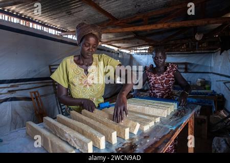 Ouganda, Adjumani. Les femmes qui ont reçu des prêts de microfinance font du savon comme un nouveau revenu pour générer des affaires. Usage éditorial uniquement. Banque D'Images