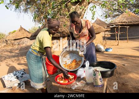 Ouganda, Adjumani. Les femmes du Soudan du Sud fabriquent du pain à vendre dans le camp de réfugiés où elles vivent. Usage éditorial uniquement. Banque D'Images