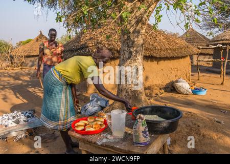 Ouganda, Adjumani. Les femmes du Soudan du Sud fabriquent du pain à vendre dans le camp de réfugiés où elles vivent. Usage éditorial uniquement. Banque D'Images