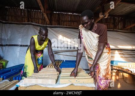 Ouganda, Adjumani. Les femmes qui ont reçu des prêts de microfinance font du savon comme un nouveau revenu pour générer des affaires. Usage éditorial uniquement. Banque D'Images