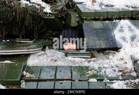 Un membre d'équipage de réservoir est vu dans la trappe du réservoir. Bataillon de chars de la 41e brigade mécanisée des forces armées ukrainiennes dans la région de Kharkiv, Ukraine. La guerre de la Fédération de Russie contre l'Ukraine dure depuis 2 ans maintenant. Les troupes ukrainiennes défendent courageusement leur pays. Banque D'Images