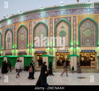 Pèlerins au sanctuaire d'al-Abbas, Karbala, Irak Banque D'Images