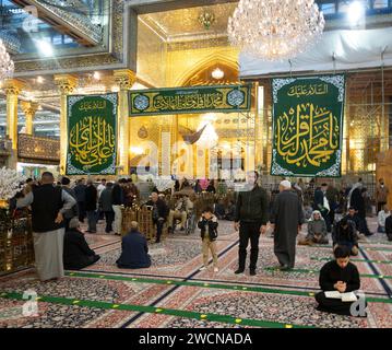 Pèlerins au sanctuaire d'al-Abbas, Karbala, Irak Banque D'Images