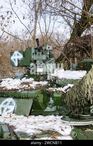 Région de Kharkiv, Ukraine. 20 décembre 2023. L'équipement militaire est vu sur la tourelle du char. Bataillon de chars de la 41e brigade mécanisée des forces armées ukrainiennes dans la région de Kharkiv, Ukraine. La guerre de la Fédération de Russie contre l'Ukraine dure depuis 2 ans maintenant. Les troupes ukrainiennes défendent courageusement leur pays. (Image de crédit : © Mykhaylo Palinchak/SOPA Images via ZUMA Press Wire) USAGE ÉDITORIAL SEULEMENT! Non destiné à UN USAGE commercial ! Banque D'Images