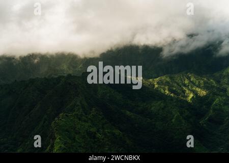 Nuages tourbillonnant autour des montagnes de kauai vus de l'hélicoptère. Photo de haute qualité Banque D'Images