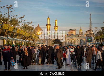 Pèlerins au sanctuaire d'al-Abbas, Karbala, Irak Banque D'Images