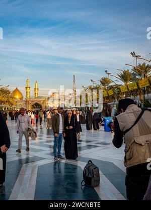 Pèlerins au sanctuaire d'al-Abbas, Karbala, Irak Banque D'Images