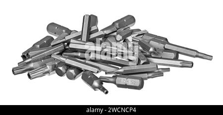 Pile de bits de tournevis en acier de type et de taille différents isolé sur un fond blanc. Kit de tournevis Torx et hexagonaux de sécurité interchangeables. Banque D'Images