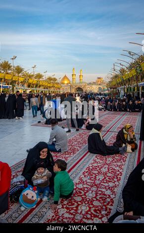 Pèlerins au sanctuaire d'al-Abbas, Karbala, Irak Banque D'Images