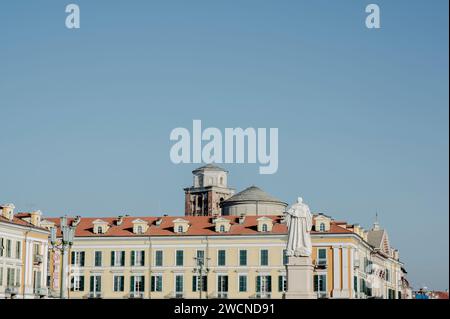 Cuneo, Italie. 13 janvier 2024. Aperçu de la Piazza Galimberti, le cœur historique de la ville Banque D'Images