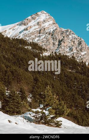 Cuneo, Italie. 15 janvier 2024. Sommets enneigés des Alpes Maritimes dans la haute vallée de la Stura Banque D'Images