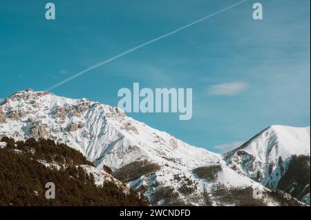 Cuneo, Italie. 15 janvier 2024. Sommets enneigés des Alpes Maritimes dans la haute vallée de la Stura Banque D'Images