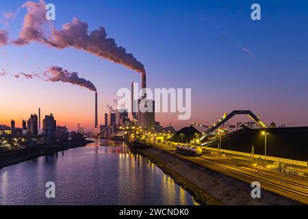 Centrale à charbon de Mannheim par une froide journée d'hiver, panaches de fumée au-dessus des cheminées. Grosskraftwerk Mannheim AG (GKM) . Mannheim Banque D'Images