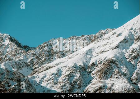 Cuneo, Italie. 15 janvier 2024. Sommets enneigés des Alpes Maritimes dans la haute vallée du Gesso Banque D'Images