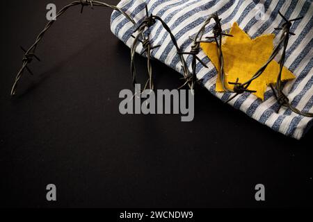 Prisonnier juif avec badge jaune sur fond sombre. Journée internationale de commémoration de l'Holocauste Banque D'Images