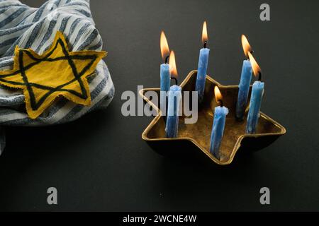 Prisonnier juif avec badge jaune sur fond sombre. Journée internationale de commémoration de l'Holocauste Banque D'Images