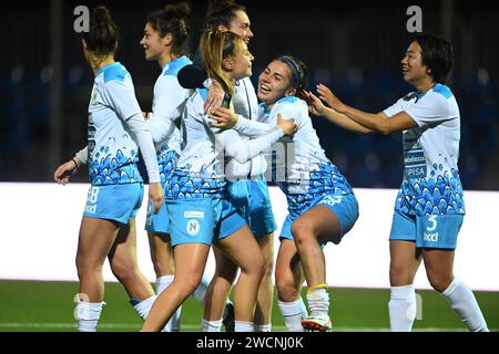 Les joueuses de Napoli Women célèbrent la victoire du match féminin Coppa Italia Frecciarossa entre Napoli Women et AS Roma Women au Stadio Giuseppe Piccolo le 16 janvier 2024 à Cercola (NA), Italie. Crédit : Nicola Ianuale/Alamy Live News Banque D'Images