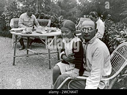 Svetlana Stalina, fille de Joseph Staline, assise sur les genoux de Lavrentiy Beria, avec Staline (en arrière-plan) et Nestor Lakoba en 1931 Banque D'Images