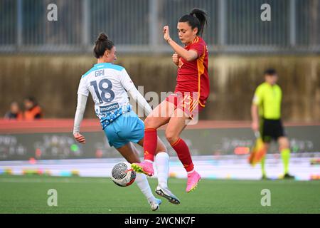 Alice Giai de Napoli femminile de Annamaria Serturini de AS Roma les femmes de Napoli concourent pour le ballon lors du match féminin Coppa Italia Frecciarossa entre Napoli Women et AS Roma Women au Stadio Giuseppe Piccolo le 16 janvier 2024 à Cercola (NA), Italie. Crédit : Nicola Ianuale/Alamy Live News Banque D'Images