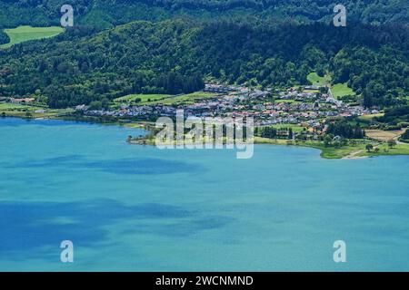 Vue sur la pittoresque petite ville de Sete Cidades sur le lac de cratère bleu Lagoa Azul intégré dans un paysage verdoyant, Lagoa Azul, randonnée circulaire Banque D'Images