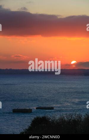 Vue au coucher du soleil depuis la Pointe de l'Armorique sur la baie de Rade de Brest, derrière la presqu'île de Crozon, devant les deux dauphins construits Banque D'Images