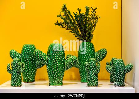 Vases de cactus vert dans une vitrine jaune, vases en forme de cactus, boutique de souvenirs dans le Musée Fundacio Joan Miro, Joan Miro, CEAC, Montjuic Banque D'Images