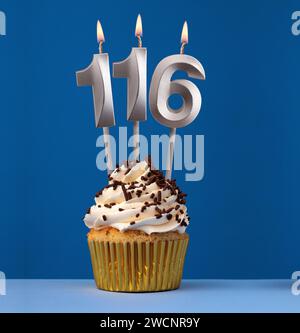 Carte d'anniversaire verticale avec gâteau - bougie allumée numéro 116 sur fond bleu Banque D'Images