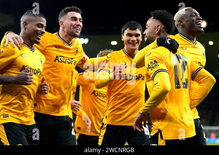 Matheus Cunha (deuxième à droite) des Wolverhampton Wanderers célèbre avoir marqué le troisième but de leur équipe depuis le point de penalty avec ses coéquipiers en temps supplémentaire lors du match de replay du troisième tour de la coupe FA Emirates au Molineux Stadium, Wolverhampton. Date de la photo : mardi 16 janvier 2024. Banque D'Images