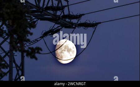 La lune montante peut être vue derrière un pylône électrique, Schoenefeld, 06.10.2022 Banque D'Images