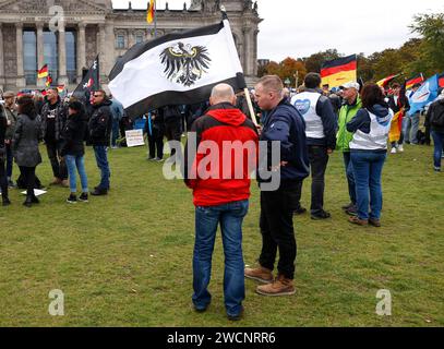 Les partisans de l’AFD manifestent contre la politique gouvernementale dans la crise énergétique avec un drapeau de guerre impérial, Berlin, 8 octobre 2022 Banque D'Images