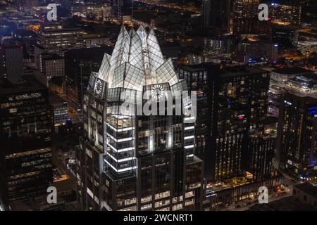 Une vue aérienne d'un paysage urbain avec la tour Frost moderne illuminée Banque D'Images