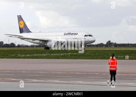 L'Airbus A320 Fulda de Lufthansa survolant le tarmac de l'aéroport BER, Schoenefeld, le 11 octobre 2022 Banque D'Images