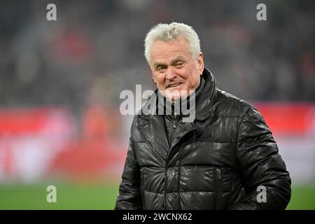 Ancien gardien national Sepp Maier, FC Bayern Munich, coéquipier de Franz Beckenbauer, sourires, Allianz Arena, Munich, Bavière, Allemagne Banque D'Images