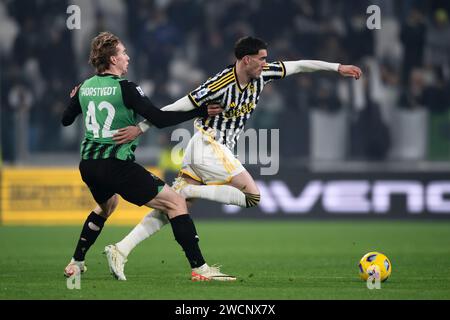 Turin, Italie. 16 janvier 2024. Dusan Vlahovic de la Juventus FC concourt pour le ballon avec Kristian Thorstvedt de l'US Sassuolo lors du match de Serie A entre la Juventus FC et l'US Sassuolo. Crédit : Nicolò Campo/Alamy Live News Banque D'Images