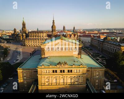 Vue aérienne de la vieille ville historique avec l'Opéra Semper, l'église de la Cour et le Palais Royal sur la place du Théâtre, Dresde, Saxe, Allemagne Banque D'Images