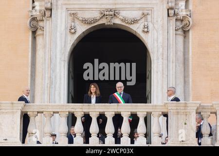 Rome, Italie. 16 janvier 2024. Paola Cortellesi et Roberto Gualtieri montrent le Lupa Capitolina au Campidoglio à Rome (photo de Matteo Nardone/Pacific Press) crédit : Pacific Press Media production Corp./Alamy Live News Banque D'Images