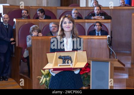 Rome, Italie. 16 janvier 2024. Paola Cortellesi montre le Lupa Capitolina dans la salle Giulio Cesare du Campidoglio à Rome (photo de Matteo Nardone/Pacific Press) Credit : Pacific Press Media production Corp./Alamy Live News Banque D'Images